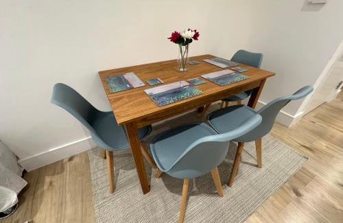 Luton Apartamento | London Luton Airport Luxury Midland Apartments - GATED PARKING - Balcony - Sleeps 4