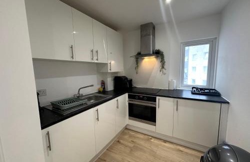 Luton Apartamento | London Luton Airport Luxury Midland Apartments - GATED PARKING - Balcony - Sleeps 4