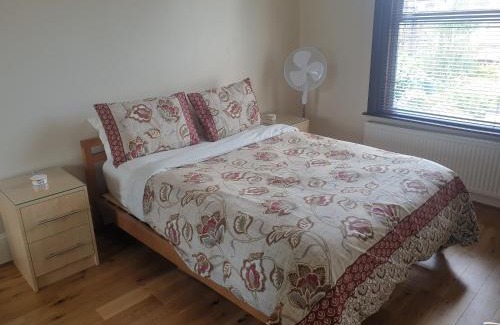 Clayhall Apartamento | London Luxury Apartments 1min walk from Underground, with FREE PARKING FREE WIFI