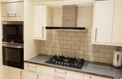 Clayhall Apartamento | London Luxury Apartments 1min walk from Underground, with FREE PARKING FREE WIFI