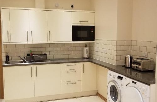 Clayhall Apartamento | London Luxury Apartments 1min walk from Underground, with FREE PARKING FREE WIFI