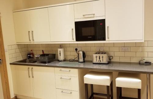Clayhall Apartamento | London Luxury Apartments 1min walk from Underground, with FREE PARKING FREE WIFI