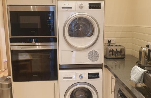 Valentines Apartamento | London Luxury Apartments 3 Bedroom Sleeps 8 with 3 Bathrooms 4 mins walk to tube free parking