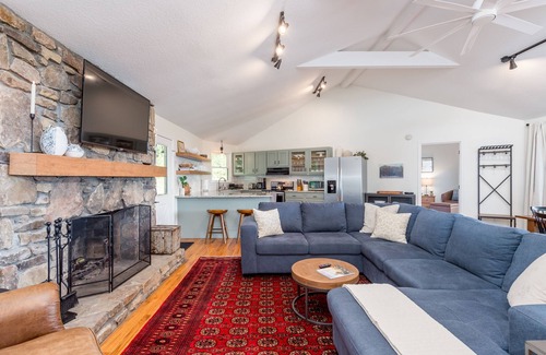 Wolf Laurel Cabina | Long Range Views from Beautiful Modern Cabin