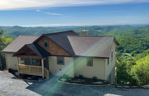 Blowing Rock Casa | Long Range Views with Excellent Location!