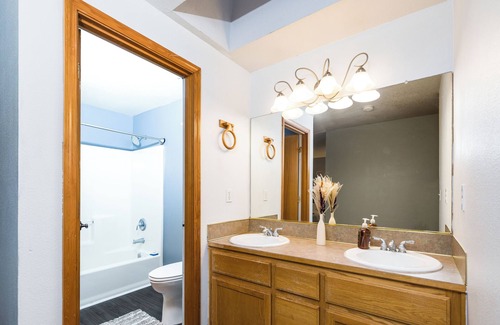 Hillsboro Casa | Long Stay Available & High Speed Wi-Fi & WFH & Relocation & Renovation #41769