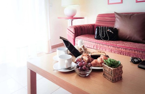 Zona XXX Castel Fusano Apartamento | Apartamento de alquiler mensual en hermosa Residencia con patio y jardín