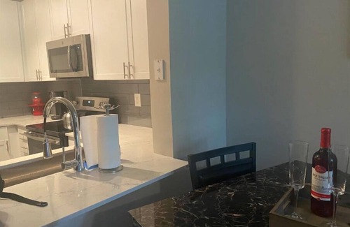 Old Fourth Ward Casa | LONG STAYS WELCOME! COZY APARTMENT WITH FREE PARKING AND WINE 😎