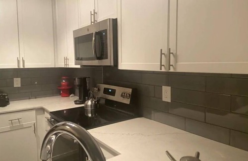 Old Fourth Ward Casa | LONG STAYS WELCOME! COZY APARTMENT WITH FREE PARKING AND WINE 😎