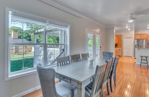 Martha Jefferson Casa | Long Street Cottage - 5 bdrm/3.5 bath - North Downtown