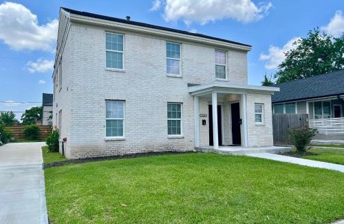 MacGregor Casa | Long Term, Blackout Curtain, 2 Monitor, King Bed Room in 2 BR Home