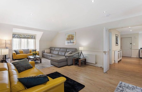 Oakleigh Apartamento | Long-Term Large Penthouse/Golf course/horse riding
