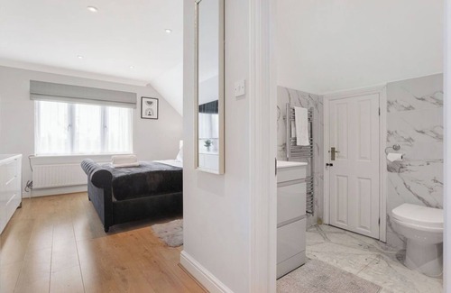 Oakleigh Apartamento | Long-Term Large Penthouse/Golf course/horse riding