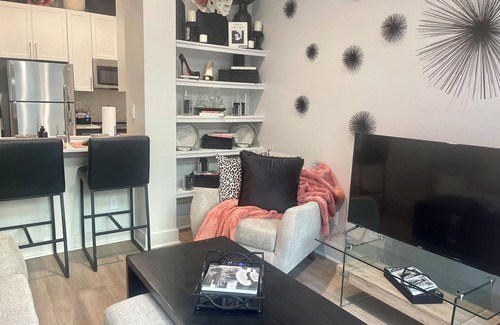 Deep Ellum Apartamento | Long Term Medical Stays Welcome! Walk to Baylor Free Parking! Resort-style Pool