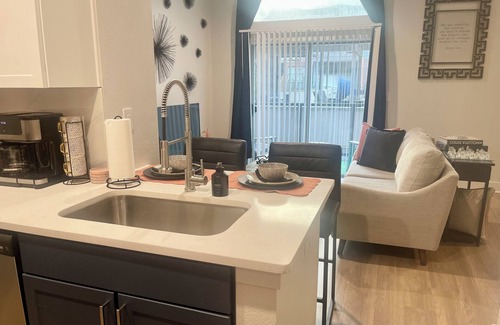 Deep Ellum Apartamento | Long Term Medical Stays Welcome! Walk to Baylor Free Parking! Resort-style Pool