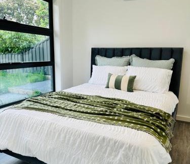Preston Apartamento | Long-Term Stays-2BR Townhouse on Bell Street, Preston, Central & Near Tram, pets welcome