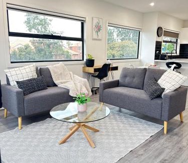 Preston Apartamento | Long-Term Stays-2BR Townhouse on Bell Street, Preston, Central & Near Tram, pets welcome