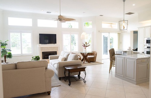 Longboat Key Casa | Longboat Key home on the canal and a 5 minute walk to the beach