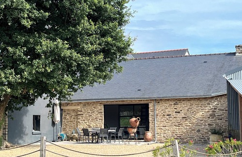 Locmaria-Grand-Champ Casa | Longere with character, 10 minutes from Vannes, heated semi-covered swimming pool.