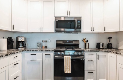 East Cesar Chavez Casa | New Lake Retreat,King Bed