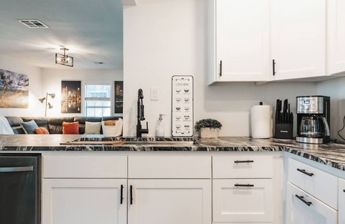 East Cesar Chavez Casa | New Lake Retreat,King Bed
