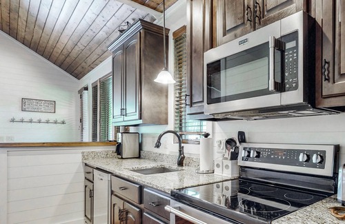 Glenville Cabaña | Longview Cottage - Tiny Home packed with modern charm & Chinquapin Amenities