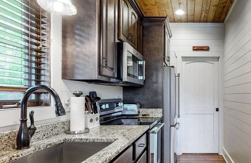 Glenville Cabaña | Longview Cottage - Tiny Home packed with modern charm & Chinquapin Amenities