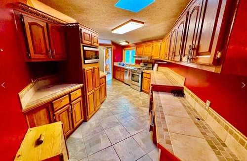 Harpers Ferry Cabina | Longview Lodge 6 Bedrooms with Hot Tub & Swimming Pond, firepit, & pool table