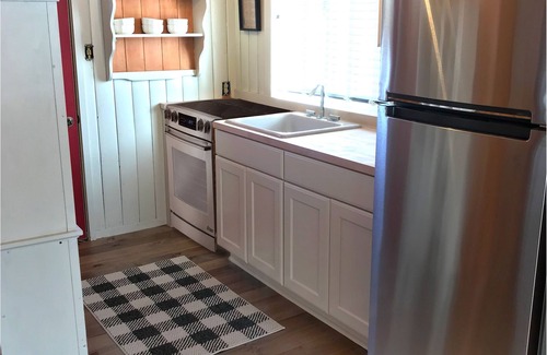 Longville Cabaña | Longville Vintage Cabin two blocks from town & lake!