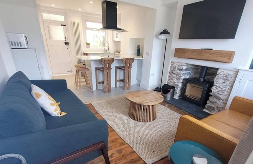 Looe Cabaña | Looe Cottage - Seaside views, log fire, sleeps 4
