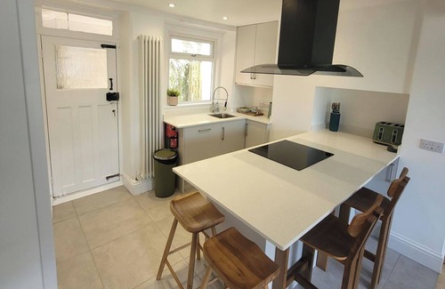 Looe Cabaña | Looe Cottage - Seaside views, log fire, sleeps 4