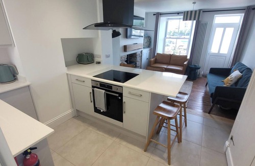 Looe Cabaña | Looe Cottage - Seaside views, log fire, sleeps 4