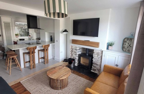 Looe Cabaña | Looe Cottage - Seaside views, log fire, sleeps 4