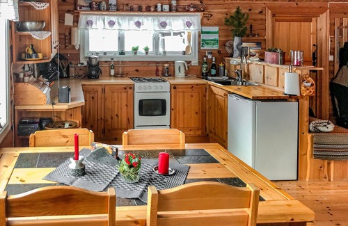 Sel Casa | Look forward to a wonderful time out in the rustic vacation home with sauna.