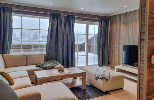 Tjaldal Casa | Look forward to family time together in this spacious semi-detached house with whirlpool.