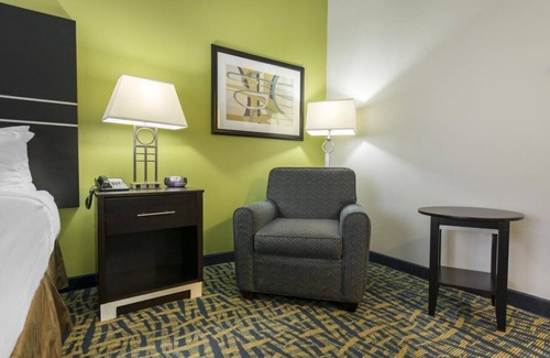 Savannah Hotel | Look No Further! 2 Comfortable Units w/ Free Parking, Near City Market!