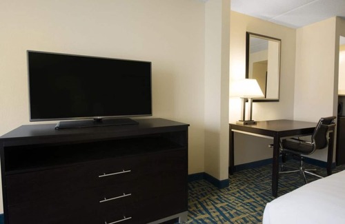 Savannah Hotel | Look No Further! 2 Comfortable Units w/ Free Parking, Near City Market!