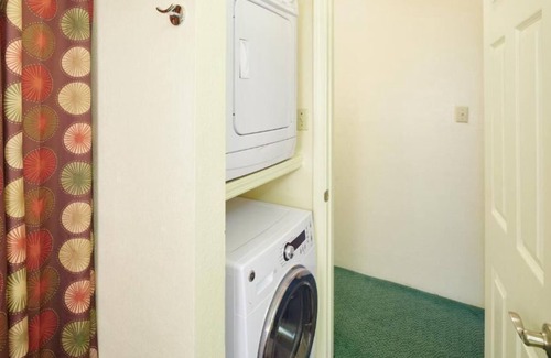 Nawiliwili Apartamento | Look No Further! 2 Convenient Rooms w/ Private Balcony to Enjoy Fantastic View