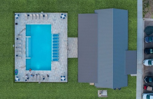 Bryan Cabina | Look No Further! Full Kitchen, Outdoor Swimming Pool, Pets are Allowed Here