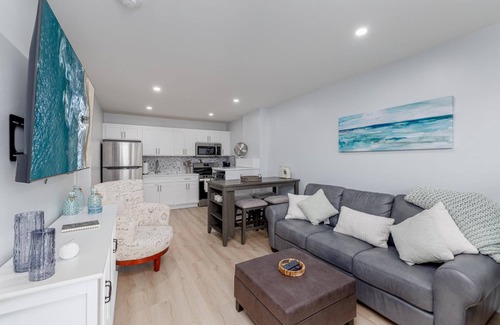 North Wildwood Condominio | Look No Further! Renovated 1 B/R Condo 1 Blk from the Beach with beautiful pool