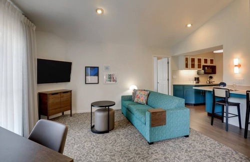 Sunnyvale Hotel | Look No More! 2 Comfortable 2BR Suites, Outdoor Swimming Pool, Pets Allowed!