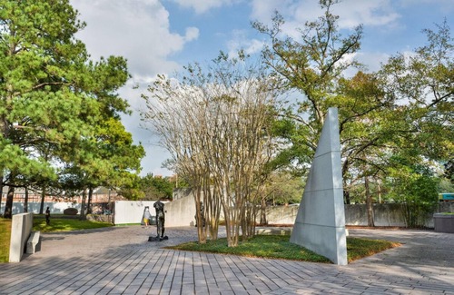 Texas Medical Center Casa | Look No More! 2 Modern Units, Pet-Friendly, Outdoor Pool, Near NRG Stadium