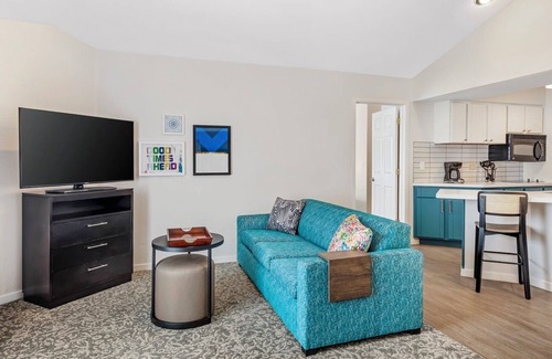 Chatsworth Hotel | Look No More! Three Family-friendly Suites with Kitchens, Pool, Free Breakfast!
