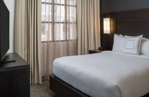 Arts/Warehouse District Complejo | Look No More! Two Family-friendly Suites with Full Kitchen and Free Breakfast!