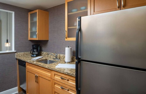Arts/Warehouse District Complejo | Look No More! Two Family-friendly Suites with Full Kitchen and Free Breakfast!