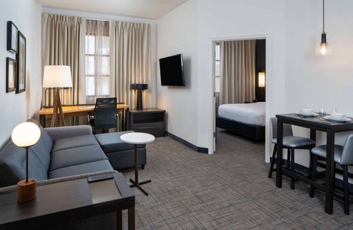 Arts/Warehouse District Complejo | Look No More! Two Family-friendly Suites with Full Kitchen and Free Breakfast!