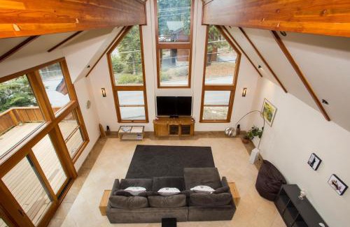 Kings Beach Casa | Look Out Lodge - On North Shore w Lake View, Hot Tub, Pool Table and Pet Friendly