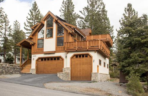 Kings Beach Casa | Look Out Lodge - On North Shore w Lake View, Hot Tub, Pool Table and Pet Friendly