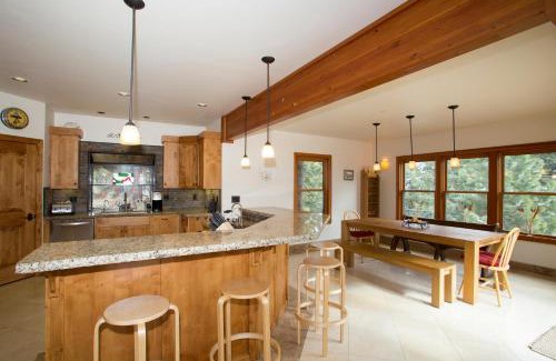 Kings Beach Casa | Look Out Lodge - On North Shore w Lake View, Hot Tub, Pool Table and Pet Friendly