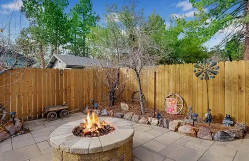 Big Bear City Cabina | Looking for a comfy and cozy cabin well here's Tiny Peace of Paradise